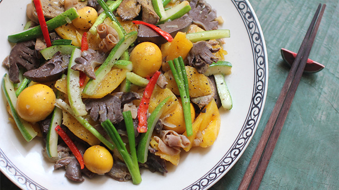 Cách làm lòng gà xào dứa, món ăn dân dã phù hợp với những ngày bận rộn