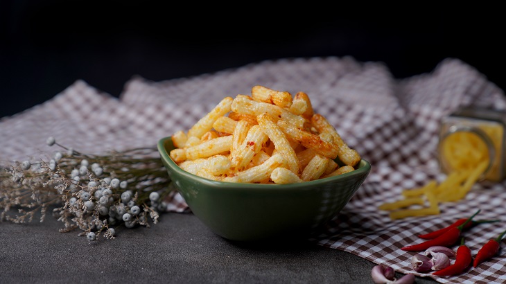 Cách làm nui chiên tỏi ớt giòn rụm để ăn vặt thay bim bim