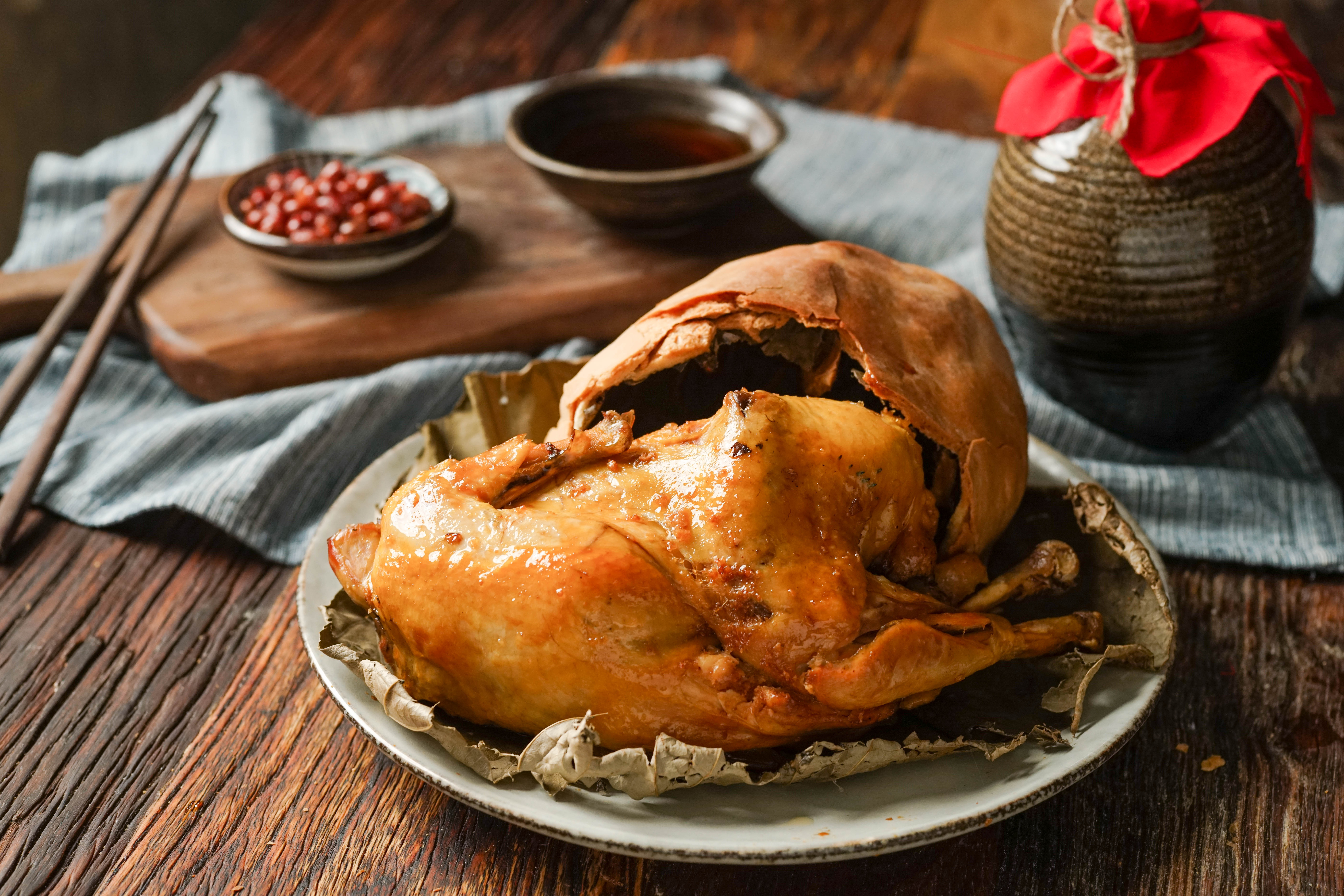 Gà ăn mày, món ăn lạ tai nhưng được nhiều người yêu thích khi đến Trung Quốc