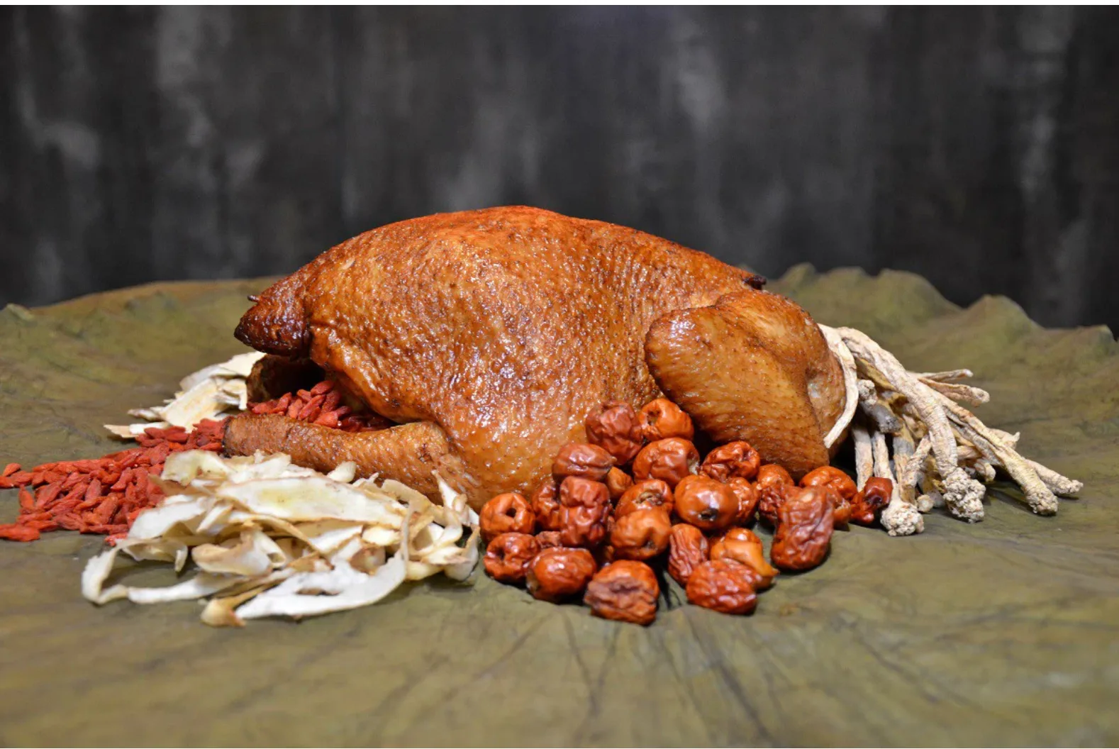 Gà ăn mày, món ăn lạ tai nhưng được nhiều người yêu thích khi đến Trung Quốc - Ảnh 1