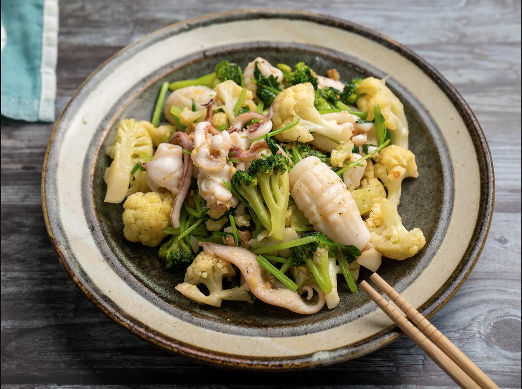 Cách làm mực xào bông cải sa tế giòn ngọt, cay tê đổi gió cho bữa cơm cuối tuần