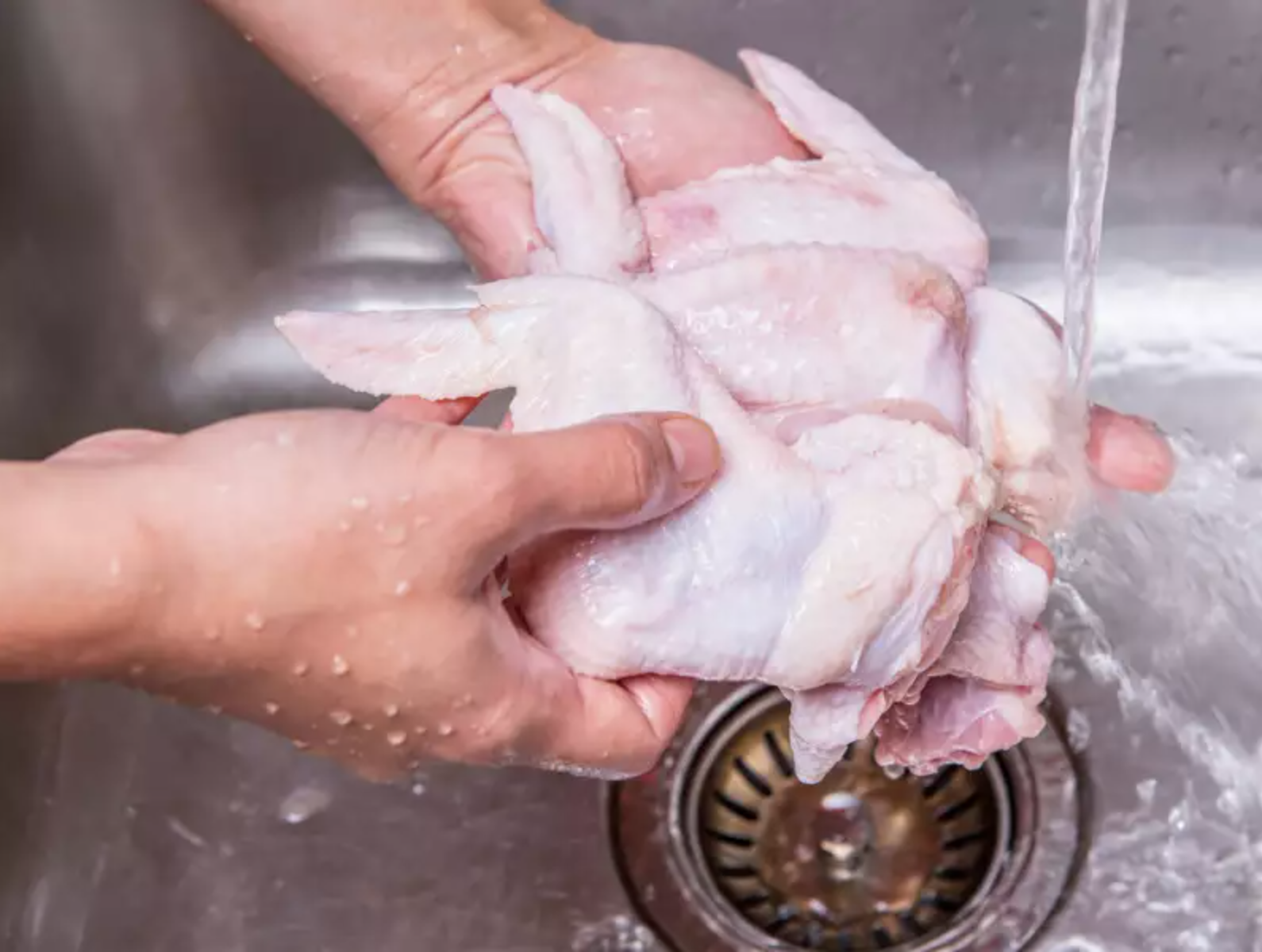 Bạn không nên rửa thịt gà để tránh làm vi khuẩn lan đến tay hoặc bồn rửa.
