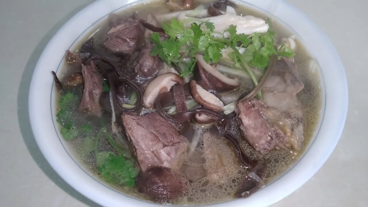 Cách làm chim bồ câu nấu miến ngon, bổ, không tanh để có bữa sáng hấp dẫn