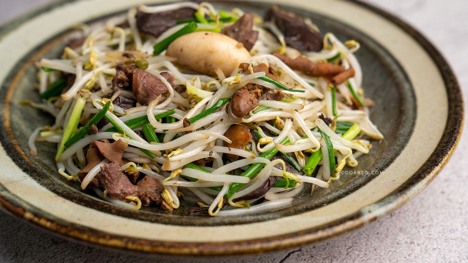 Cách làm lòng gà xào giá đỗ đơn giản, giòn ngon mà không hề bị tanh