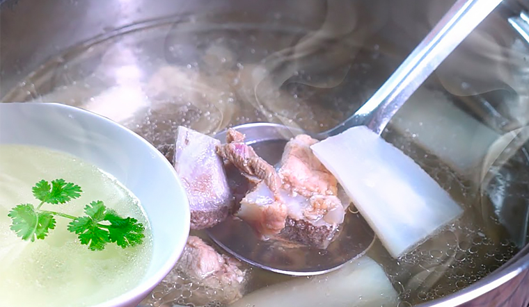 Muốn nước ninh xương trong vắt, ngọt lừ, hãy tránh 5 sai lầm khi ninh xương này