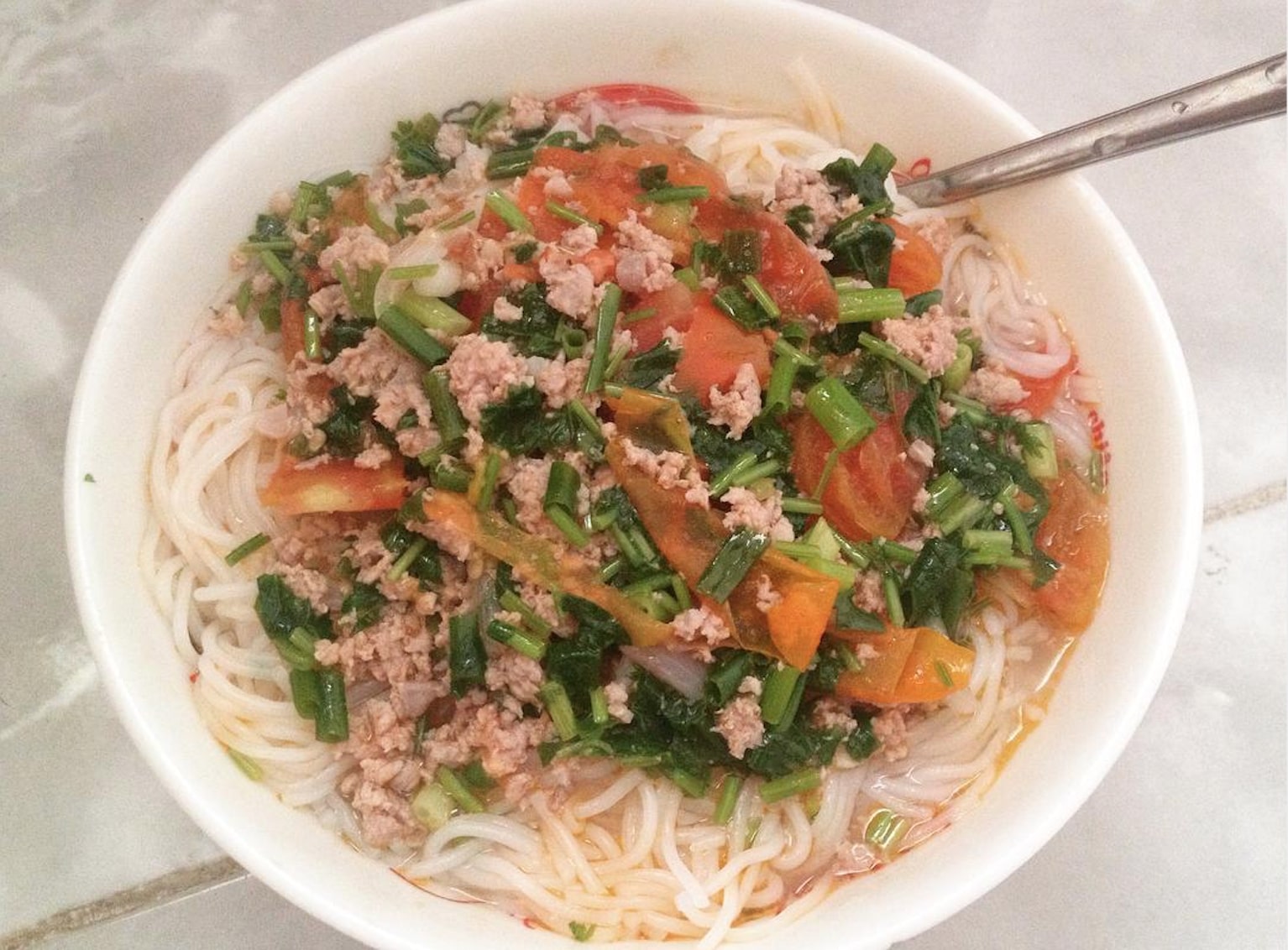 Cách nấu bún thịt băm cà chua đơn giản, chỉ 15 phút là có ngay bữa sáng ngon miệng