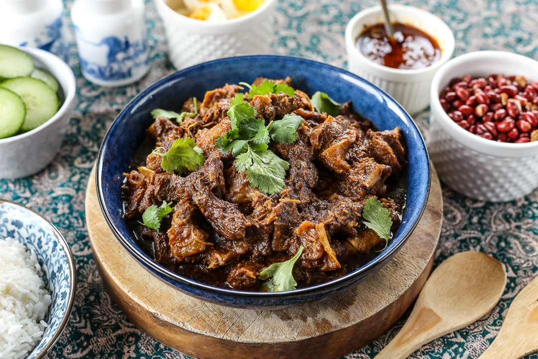 Rendang, món bò hầm cay không thể thiếu trong lễ lạt, cưới hỏi ở Indonesia