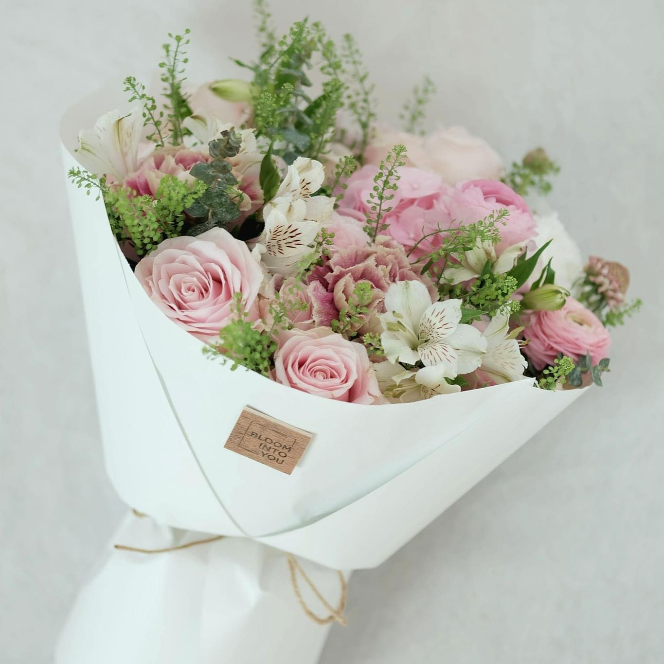 Bó hoa gồm tú cầu hồng, hoa hồng, mao lương, thuỷ tiên, phăng, mix hoa lá phụ khác. Ảnh: Bloom Into You - Flowers & Studio.