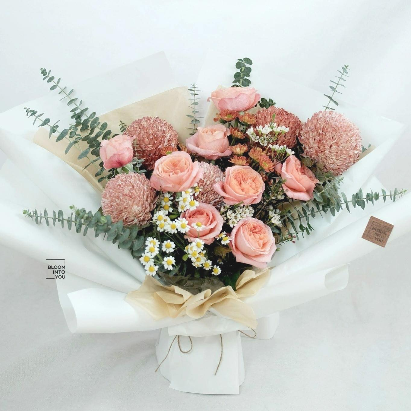 Bó hoa là sự kết hợp giữa cúc mẫu đoen hà lan, hoa hồng london eyes, và hoa phụ lá phụ. Ảnh: Bloom Into You - Flowers & Studio.
