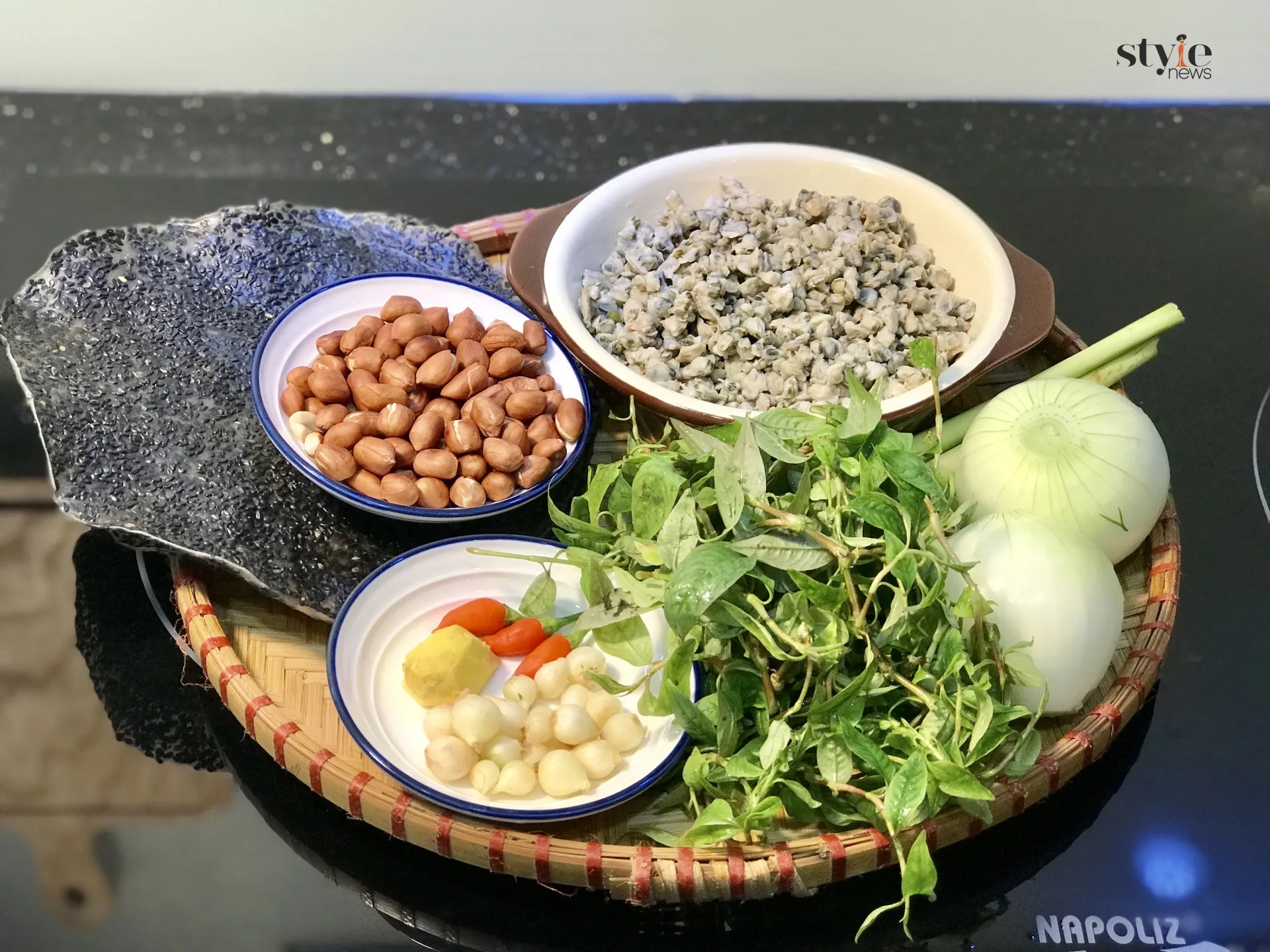 Bánh đập xúc hến, món đặc sản dân dã, lạ miệng giữa lòng phố cổ Hội An - Ảnh 1