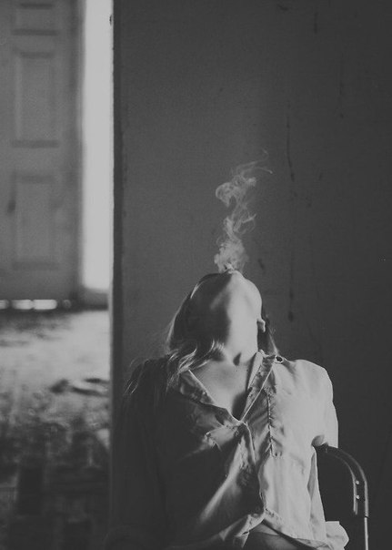 Hút thuốc khiến cô gái tăng thêm vẻ bất cần đời.
