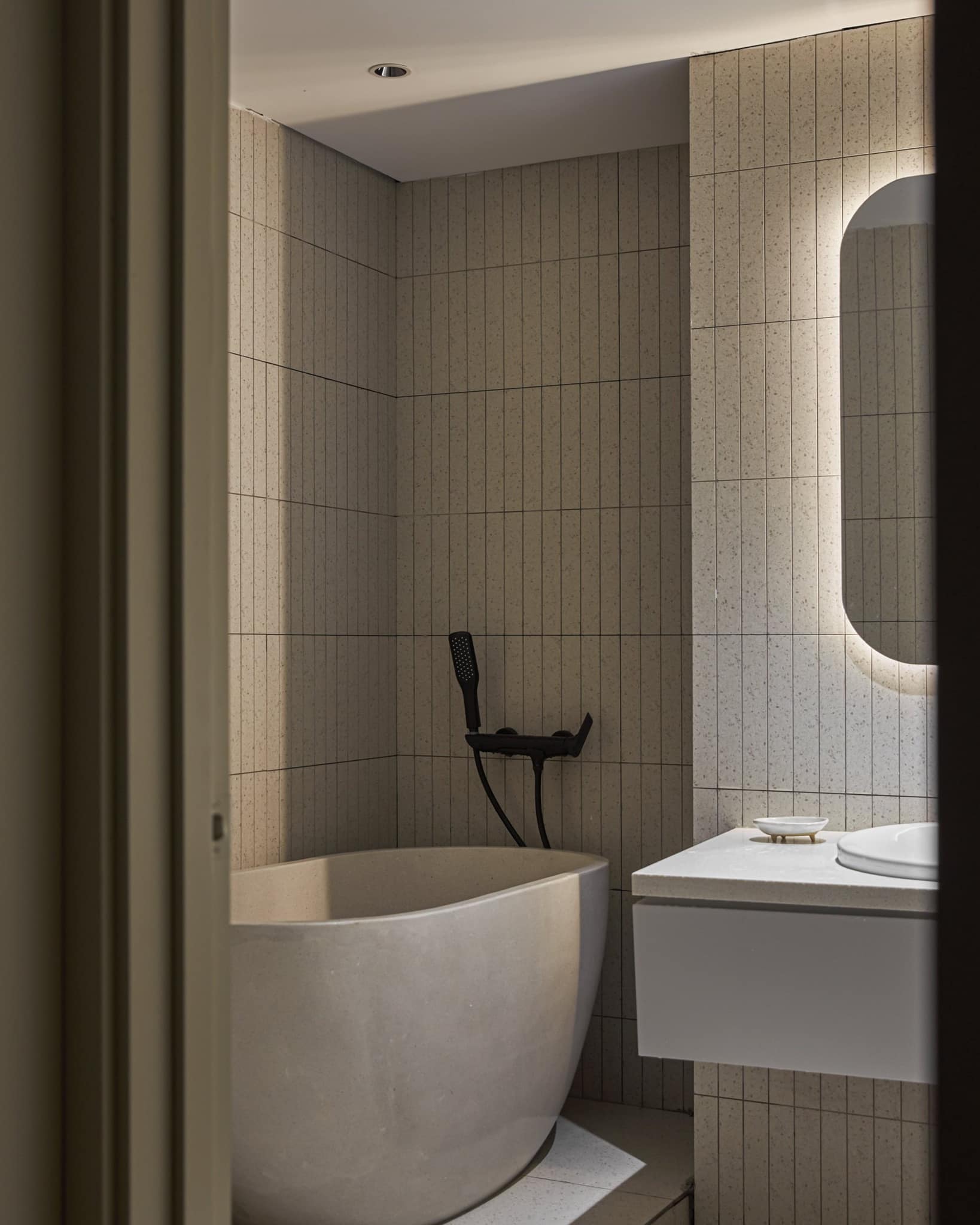 Phòng vệ sinh sau khi được cải tạo cũng rộng hơn và có thể kê được một chiếc bồn tắm nhỏ, hợp với sở thích của Kiều Anh.