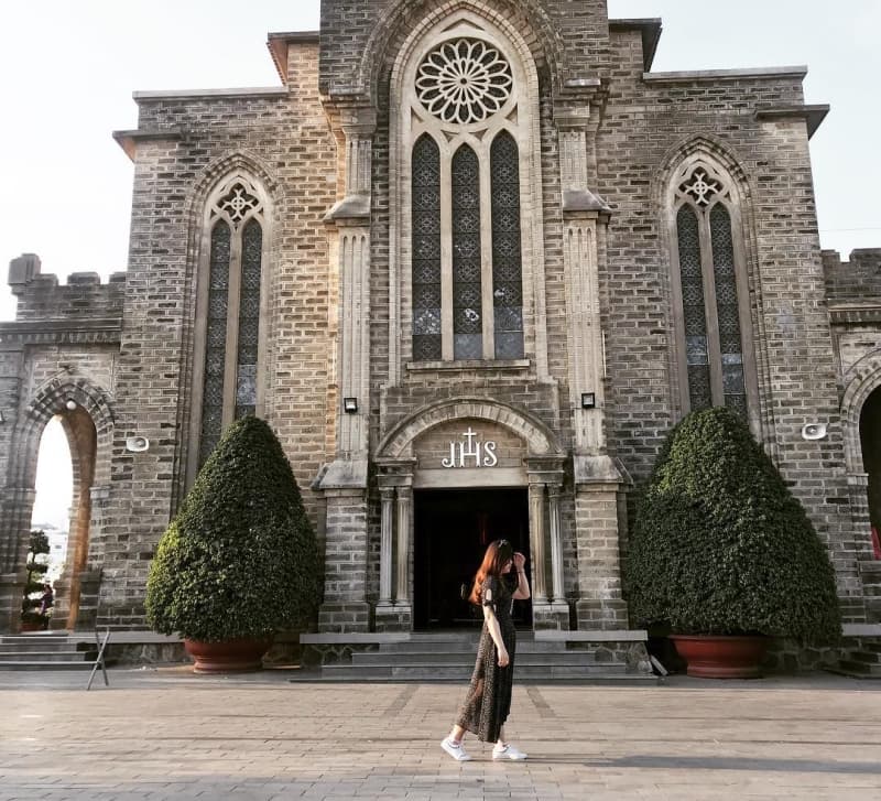 Nhà thờ đá Nha Trang nổi bật với kiến trúc Gothic.