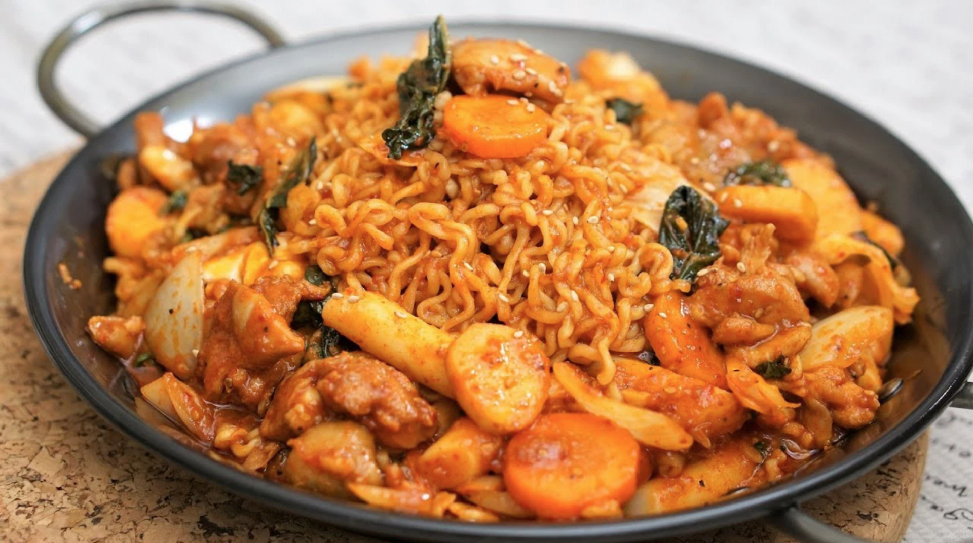 Gà xào cay Dakgalbi, từ món ăn của con nhà nghèo thành đặc sản Hàn Quốc được yêu thích ở quốc gia - Ảnh 2