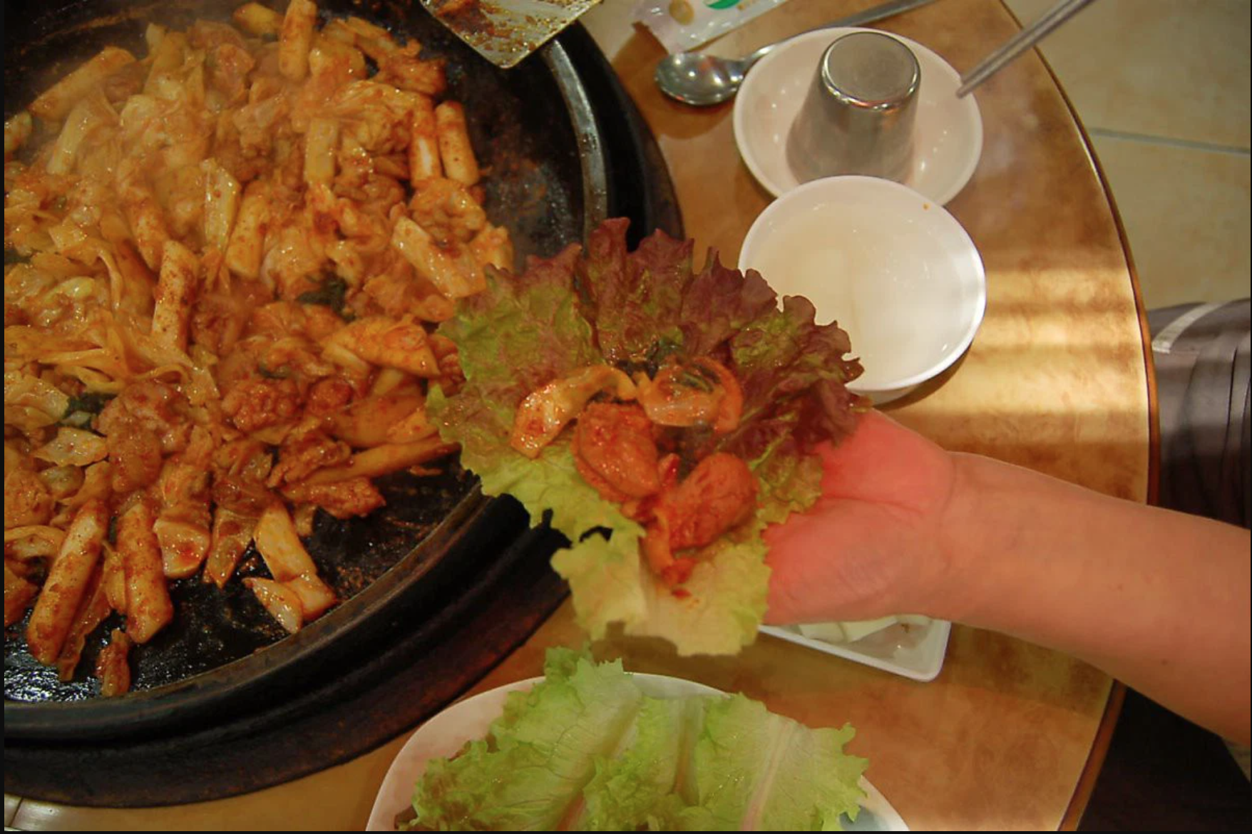 Gà xào cay Dakgalbi, từ món ăn của con nhà nghèo thành đặc sản Hàn Quốc được yêu thích ở quốc gia - Ảnh 7
