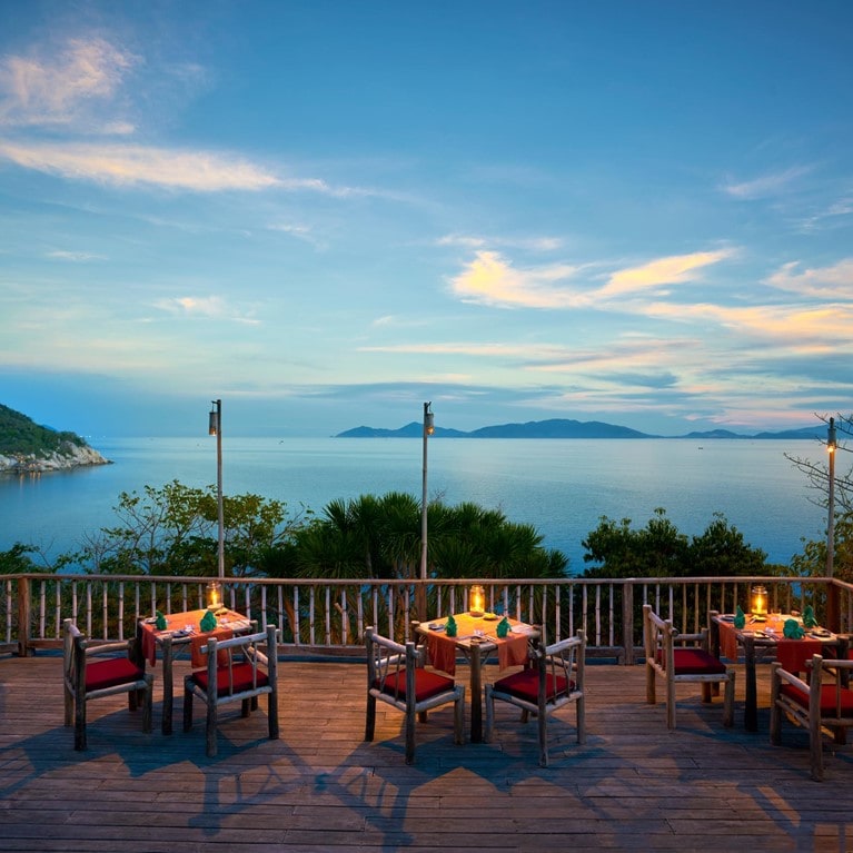 Nhà hàng Dining by the Rocks tại Six Senses Ninh Vân Bay.