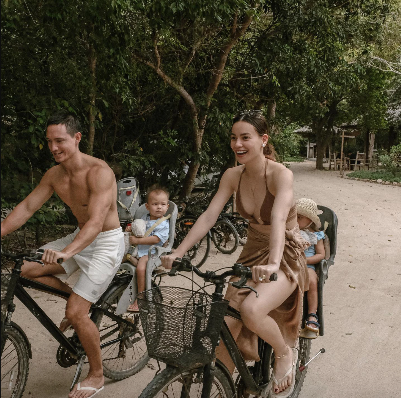Gia đình Hồ Ngọc Hà đạp xe khi nghỉ dưỡng tại đây.