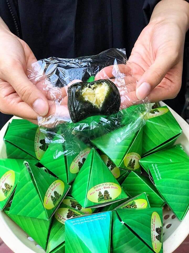 Bánh ít lá gai, đặc sản thường được du khách mua về làm quà khi du lịch Bình Định - Ảnh 2