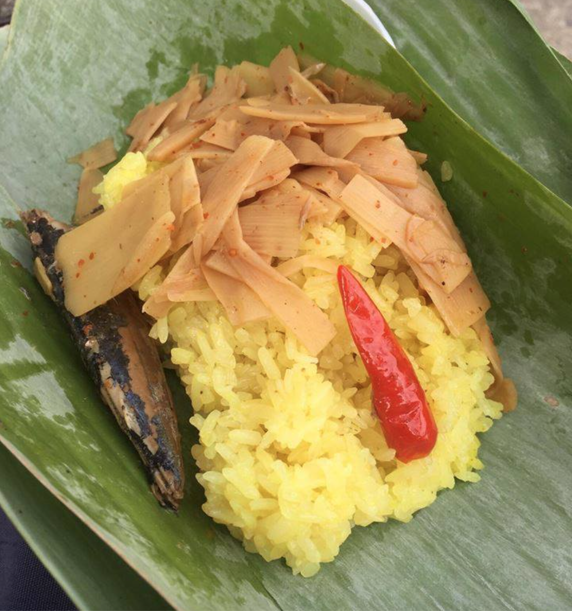 Xôi măng Kon Tum được ăn kèm cá kho và ớt.