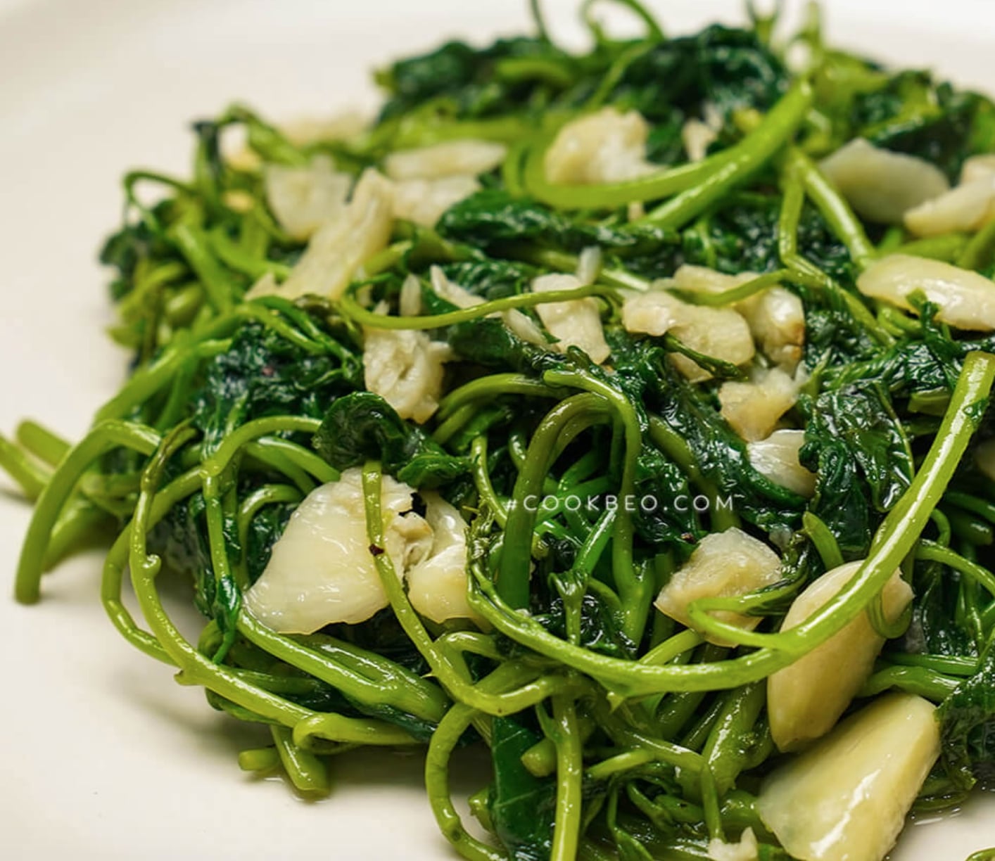 Cách làm rau lang xào tỏi xanh mướt mắt mà vẫn giòn ngon