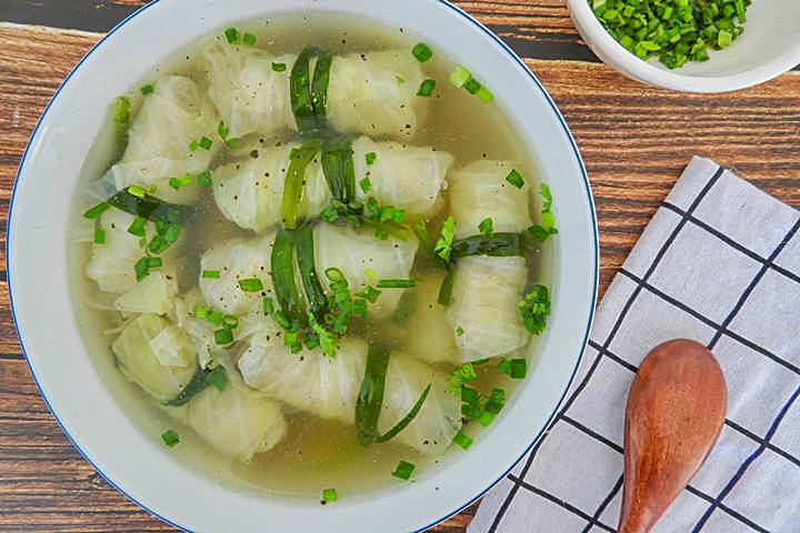 Cách nấu canh bắp cải cuốn thịt băm đẹp mắt, ngon miệng để  đổi gió mâm cơm cuối tuần