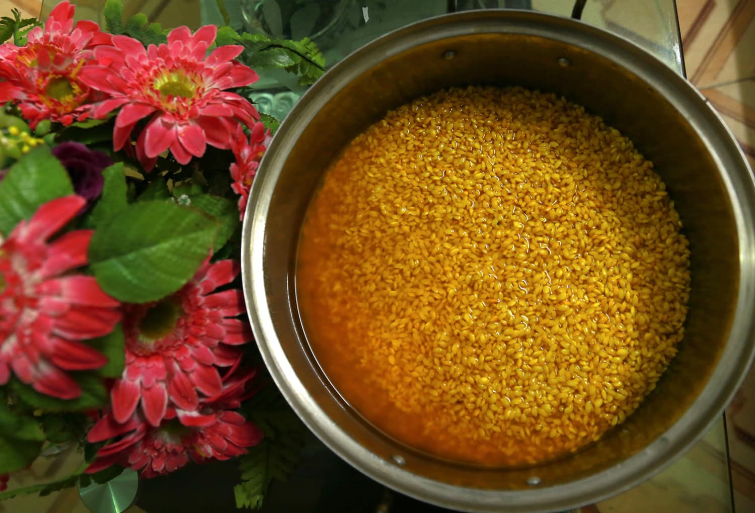 Gạo nếp được ngâm cùng nước của hoa bjoóc phón.
