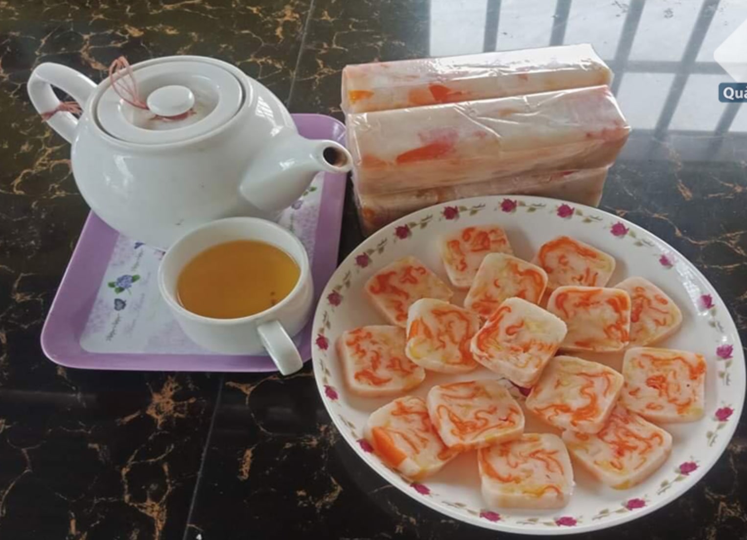 Bánh bó Quảng Ngãi thường được thưởng thức kèm một chén nước chè nóng.