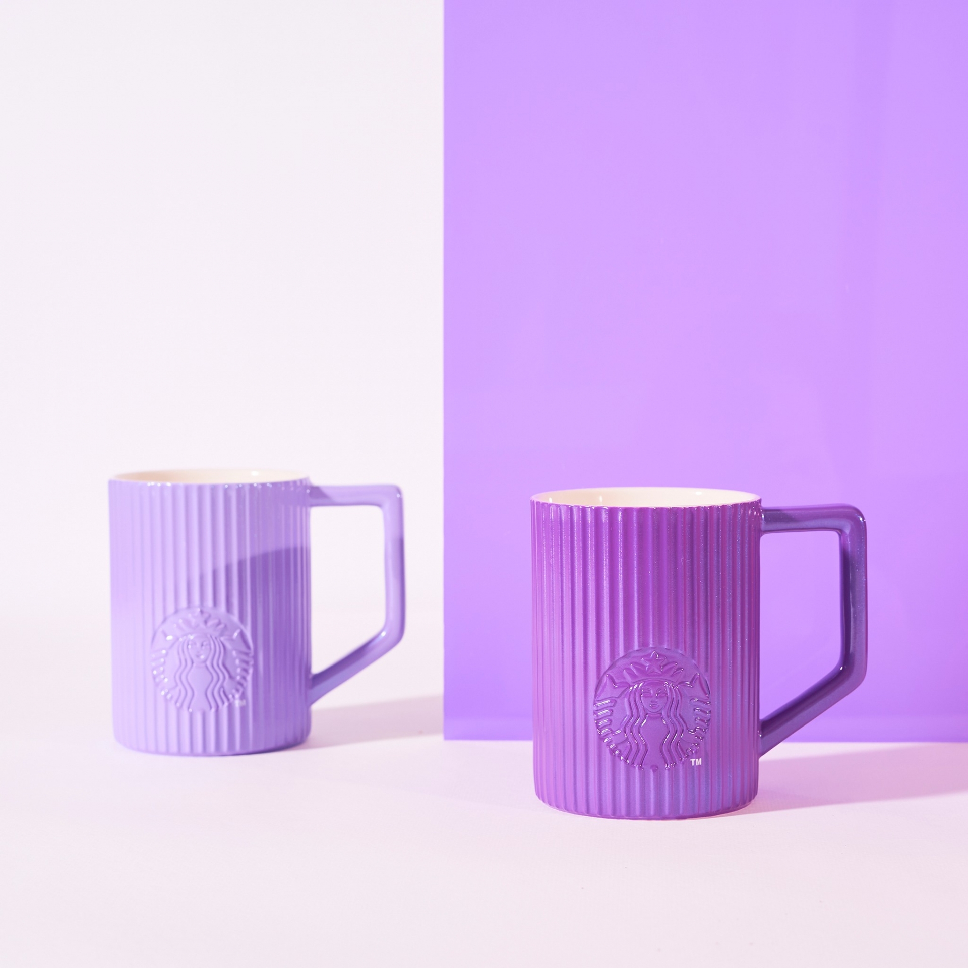 Phiên bản cốc mug có 2 màu tím đậm và tím nhạt với giá 380 ngàn đồng.