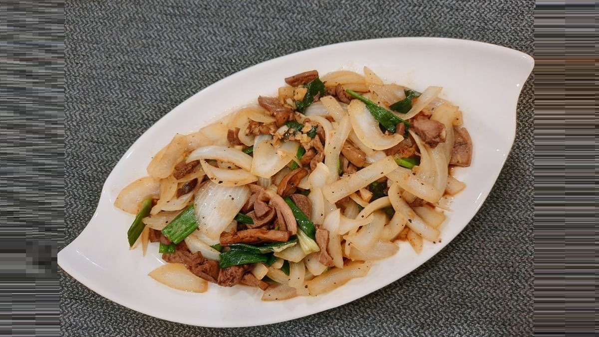 Cách làm mề gà xào hành tây giòn sần sật, ăn cơm ngon mà nhậu cũng vui miệng