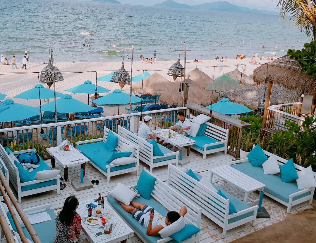 Bãi biển An Bàng nổi tiếng với cát trắng, mịn và nước biển trong xanh.
