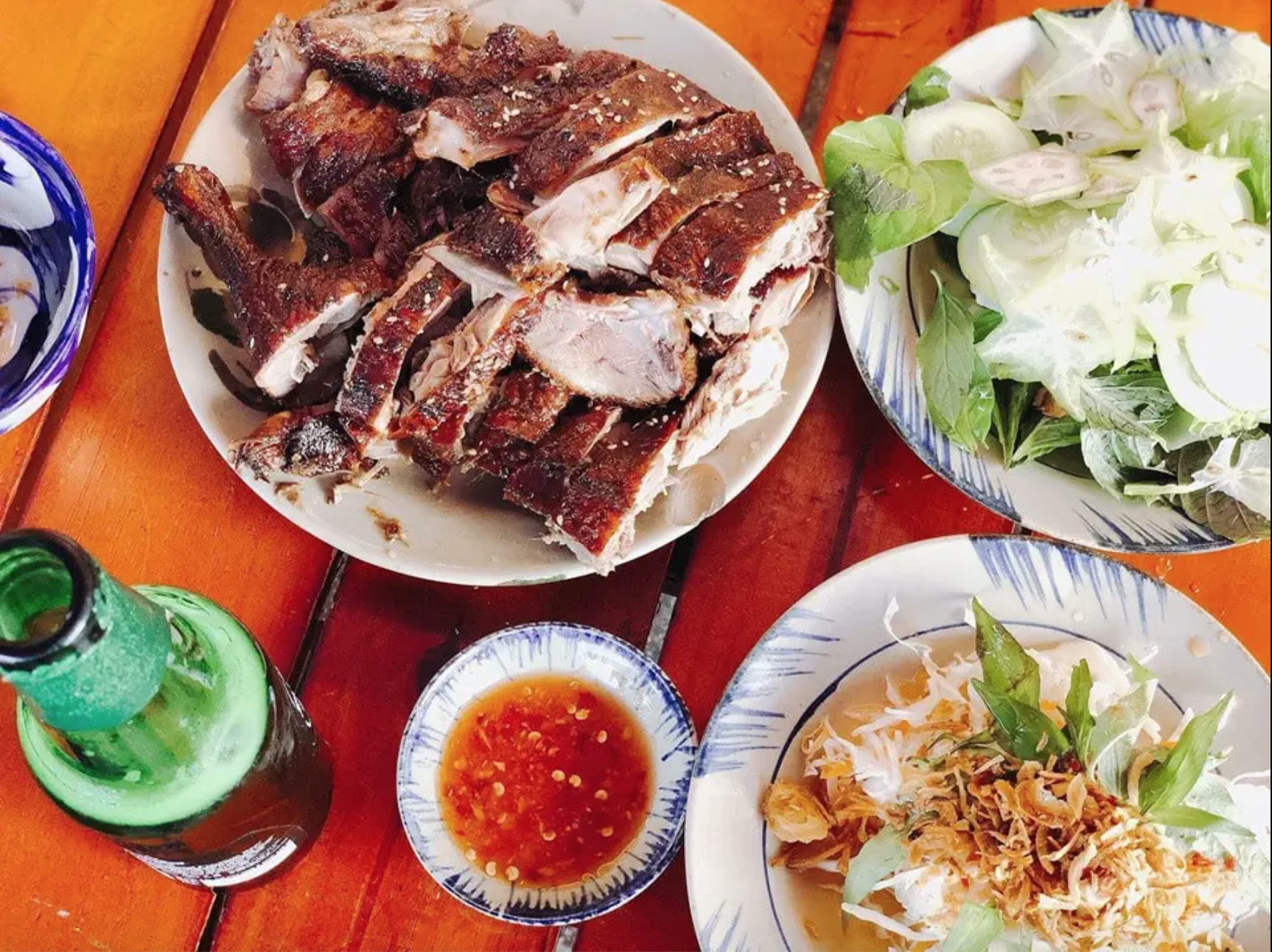 Bên cạnh xôi xéo thì món xôi vịt Nha Trang còn kèm theo gỏi đu đủ, cà rốt bào sợi và nước mắm gừng.