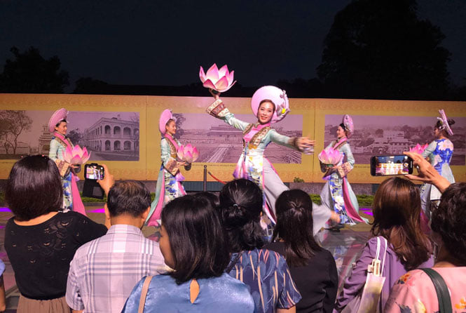 Du khách sẽ được xem màn biểu diễn múa hoa đăng, mô phỏng điệu múa cung đình trên sàn kính của khu khảo cổ Đoan Môn.