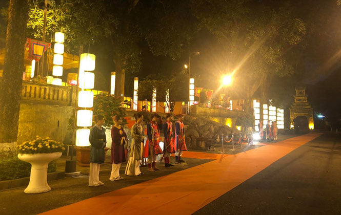 Khu vực điện Kính Thiên được thắp sáng rực rỡ để du khách có thể đến dâng văn và dâng hương.