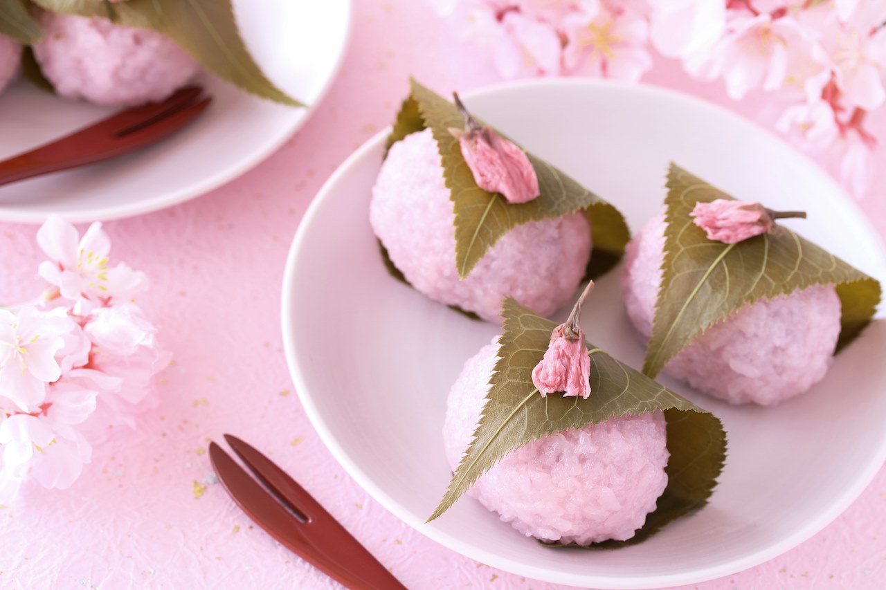 Mochi hoa anh đào là một món bánh phổ biến vào mỗi dịp hoa anh đào nở rộ ở Nhật Bản.