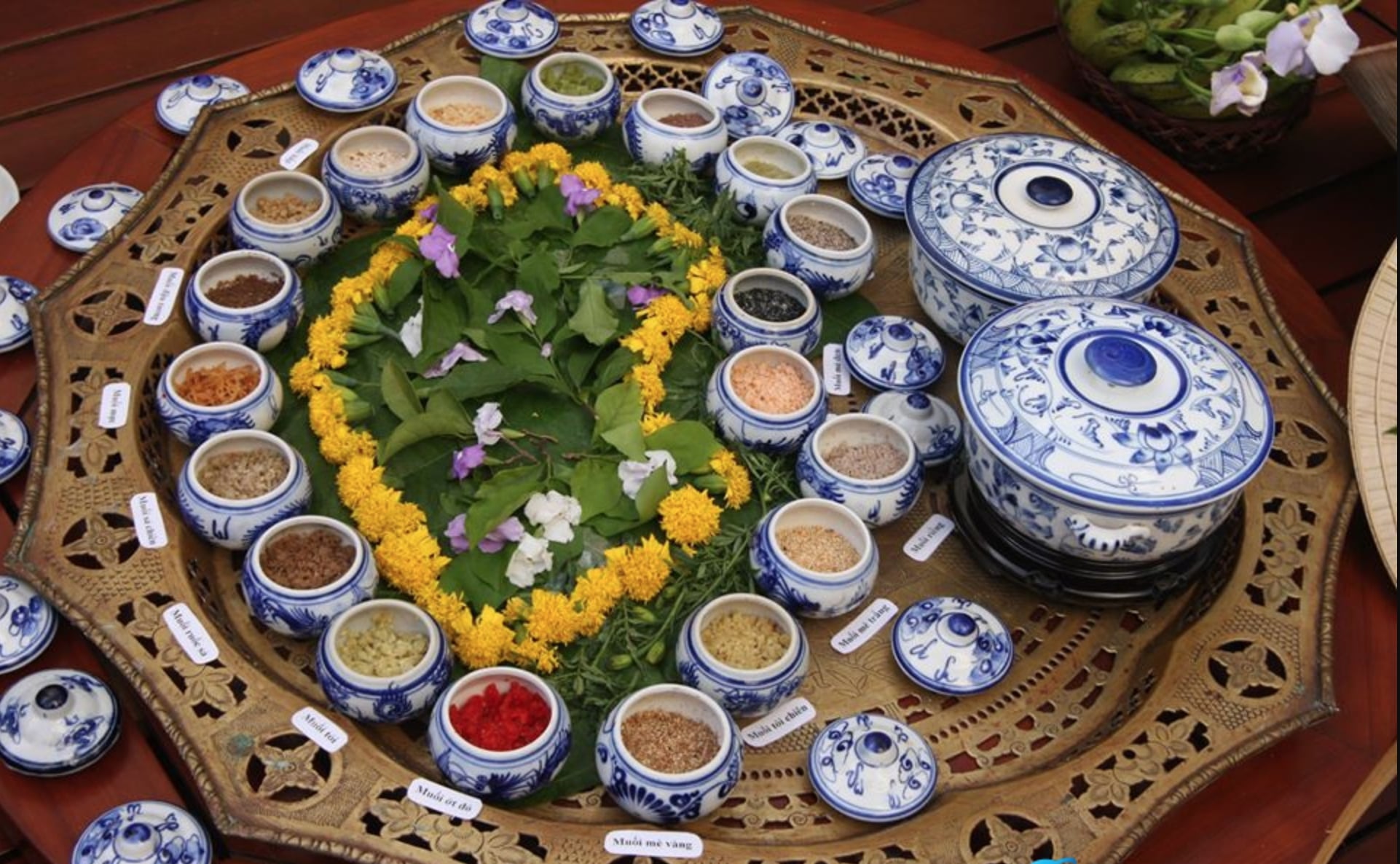 Cơm muối Huế, món ăn từ dân gian vào cung đình đặc sắc của ẩm thực cố Đô