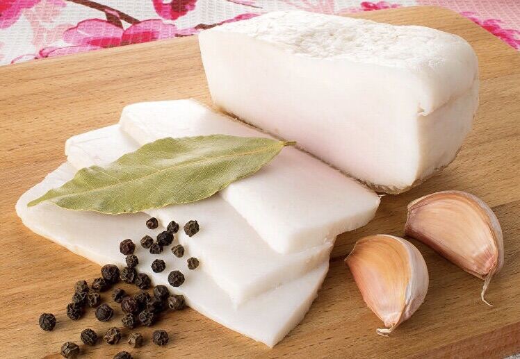 Salo, món mỡ muối, nhìn thì ngấy nhưng ăn “hấp dẫn khỏi chê” được người Nga yêu thích vào mùa đông - Ảnh 1