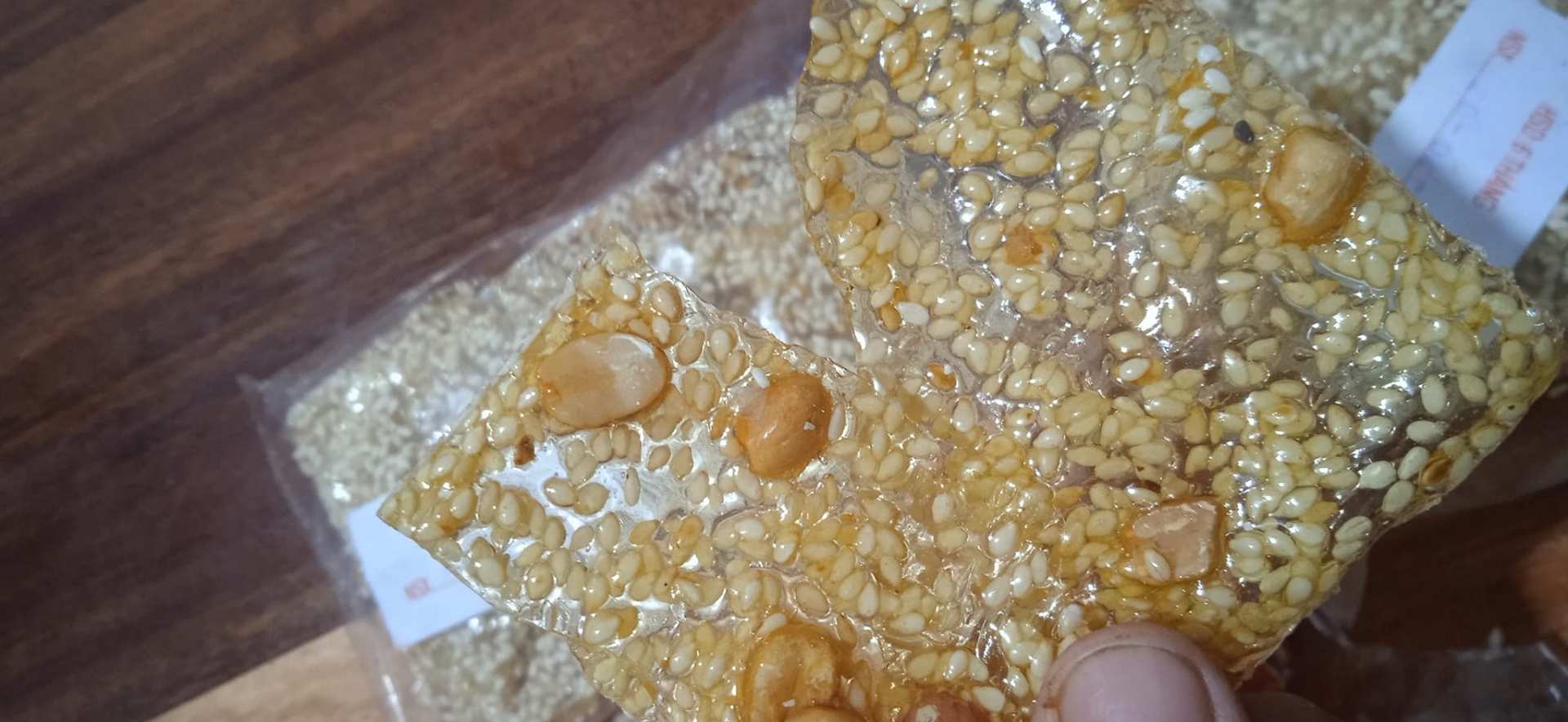 Kẹo gương, món kẹo giòn tan, trong suốt như pha lê được nhiều người mua về khi đến Quảng Ngãi - Ảnh 1