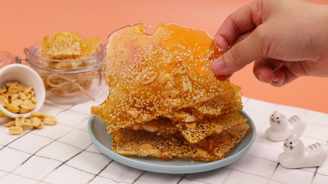 Kẹo gương, món kẹo giòn tan, trong suốt như pha lê được nhiều người mua về khi đến Quảng Ngãi - Ảnh 1