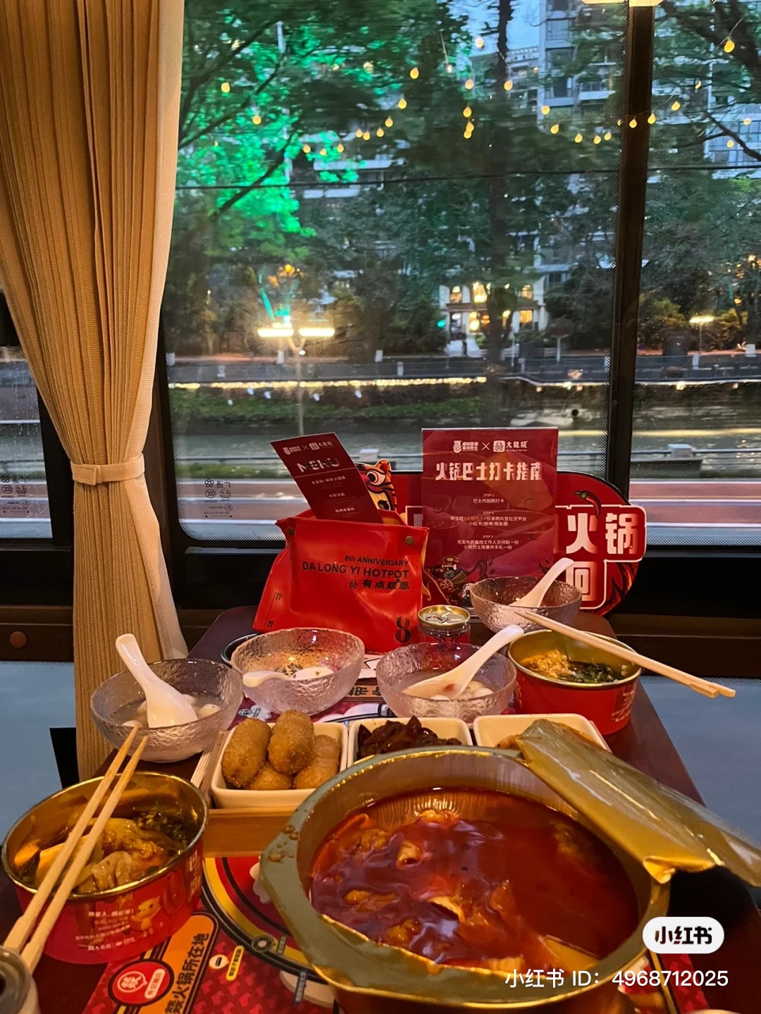 Ăn lẩu trên xe bus, vừa thưởng thức ẩm thực vừa ngắm thành phố về đêm ở Thành Đô, Trung Quốc - Ảnh 1