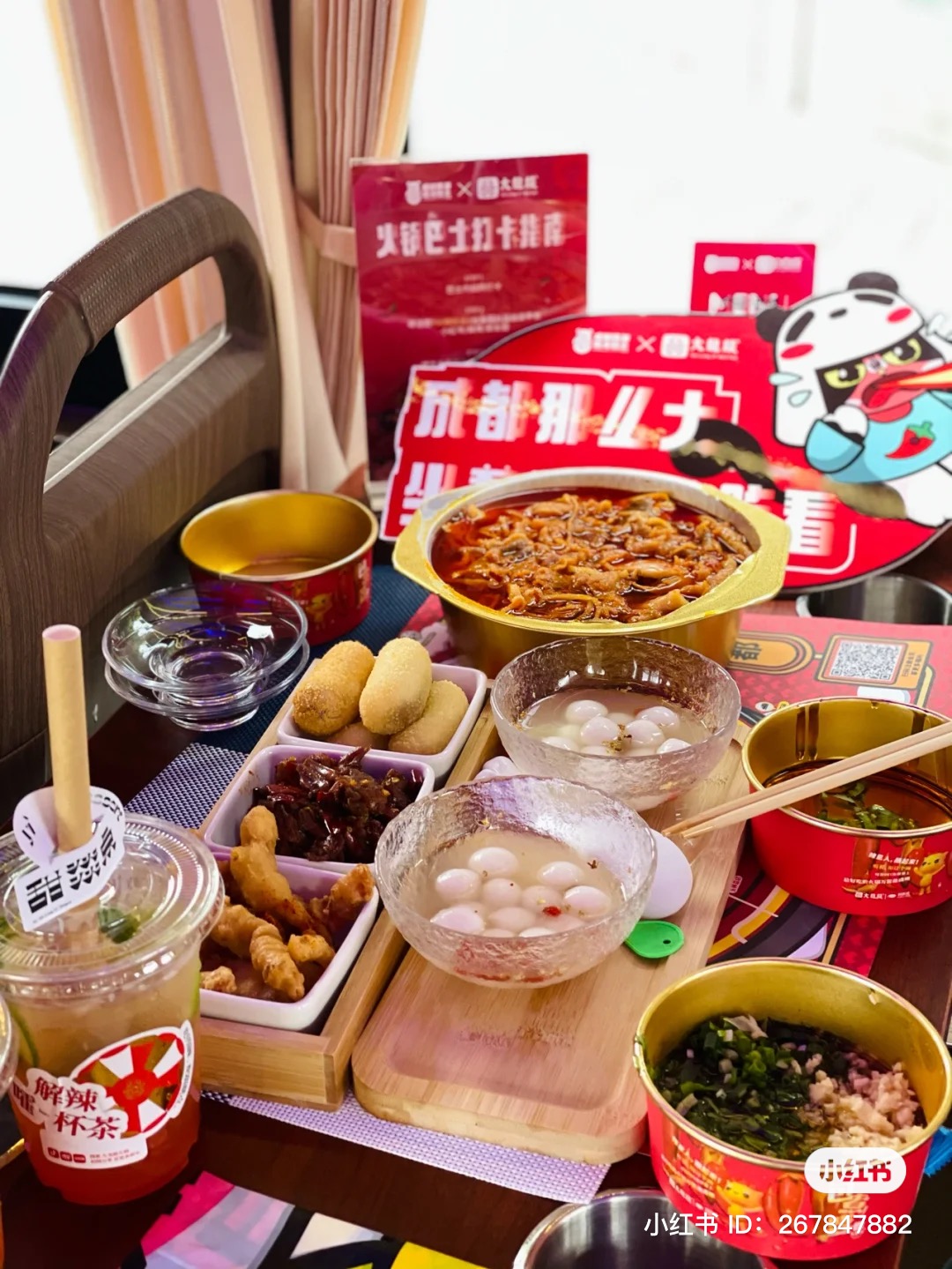 Ăn lẩu trên xe bus, vừa thưởng thức ẩm thực vừa ngắm thành phố về đêm ở Thành Đô, Trung Quốc - Ảnh 2