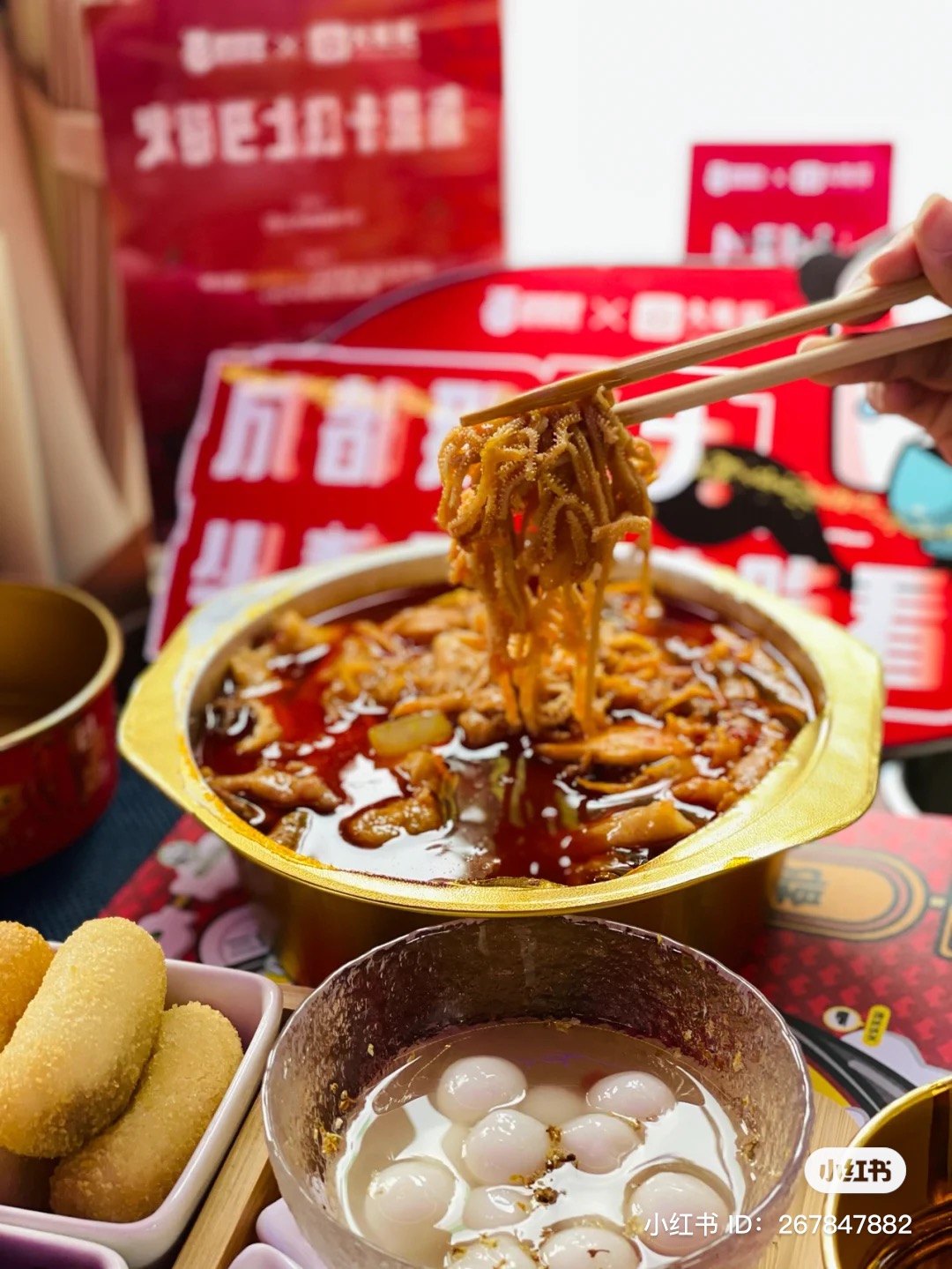 Ăn lẩu trên xe bus, vừa thưởng thức ẩm thực vừa ngắm thành phố về đêm ở Thành Đô, Trung Quốc - Ảnh 3