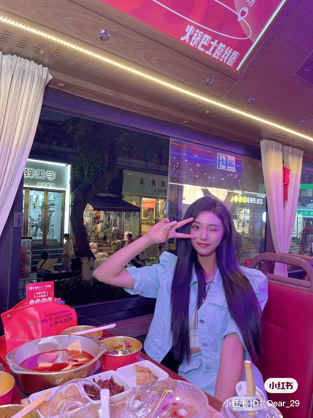 Ăn lẩu trên xe bus, vừa thưởng thức ẩm thực vừa ngắm thành phố về đêm ở Thành Đô, Trung Quốc - Ảnh 4