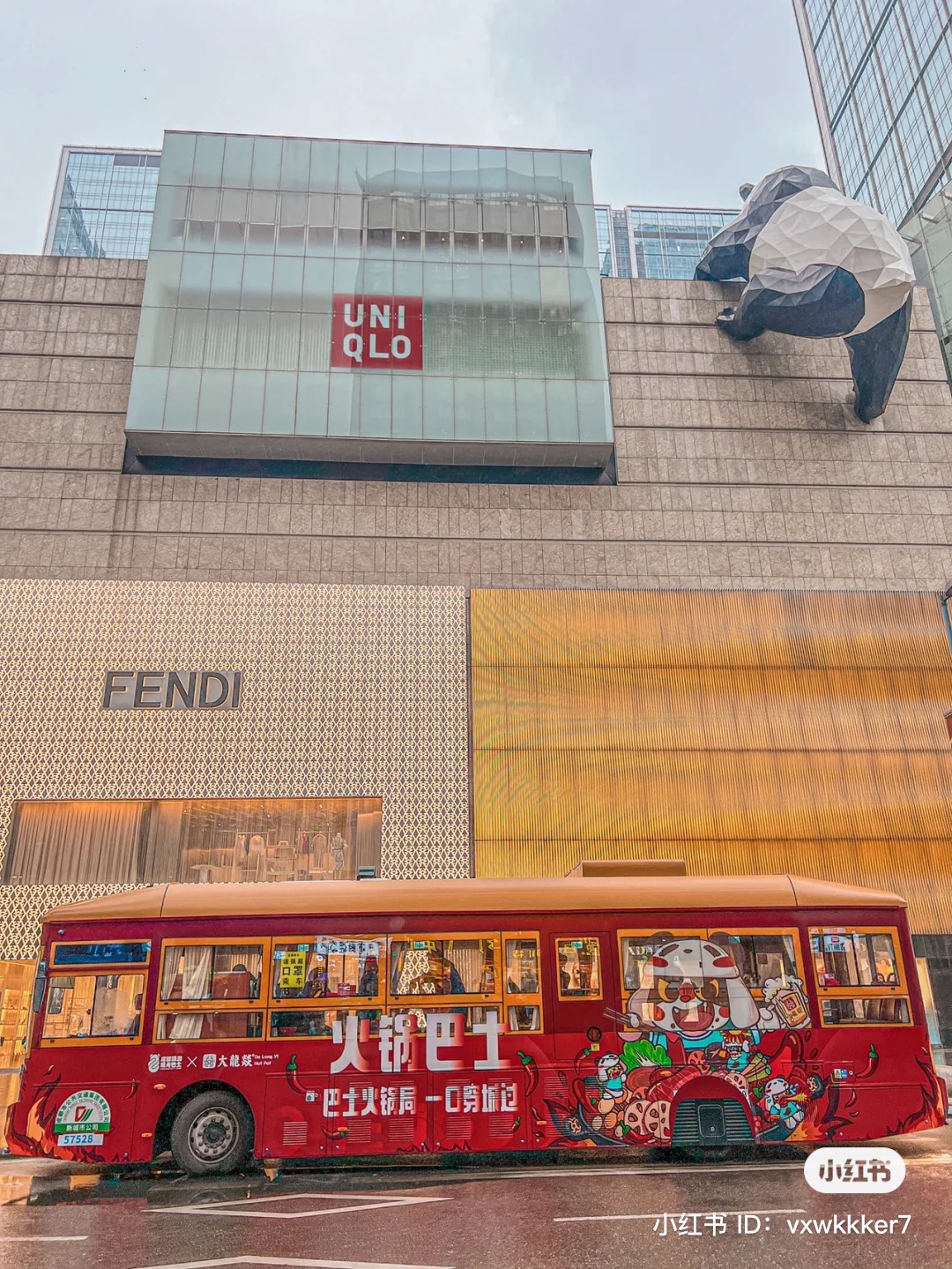 Ăn lẩu trên xe bus, vừa thưởng thức ẩm thực vừa ngắm thành phố về đêm ở Thành Đô, Trung Quốc - Ảnh 5