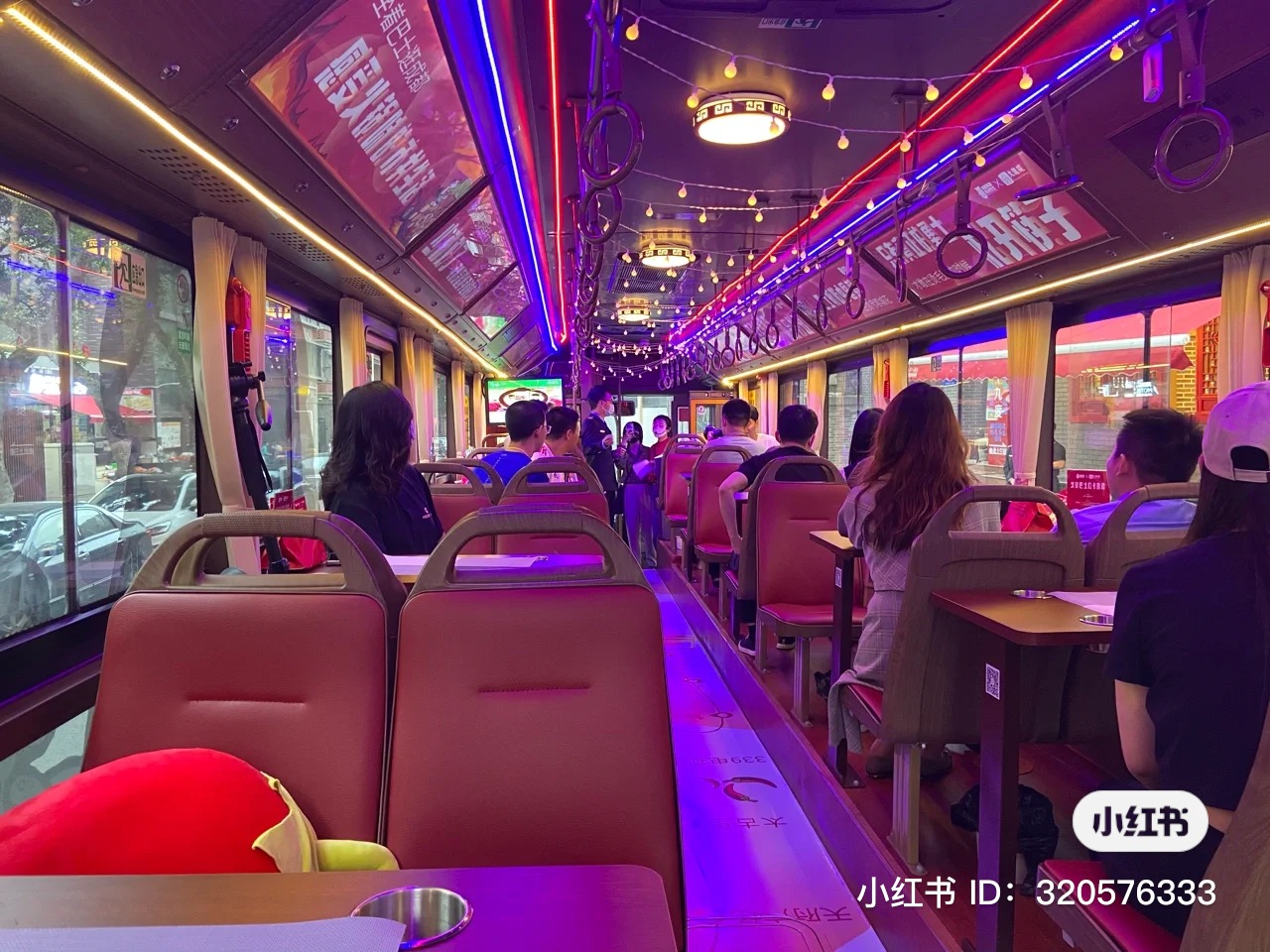 Ăn lẩu trên xe bus, vừa thưởng thức ẩm thực vừa ngắm thành phố về đêm ở Thành Đô, Trung Quốc - Ảnh 8