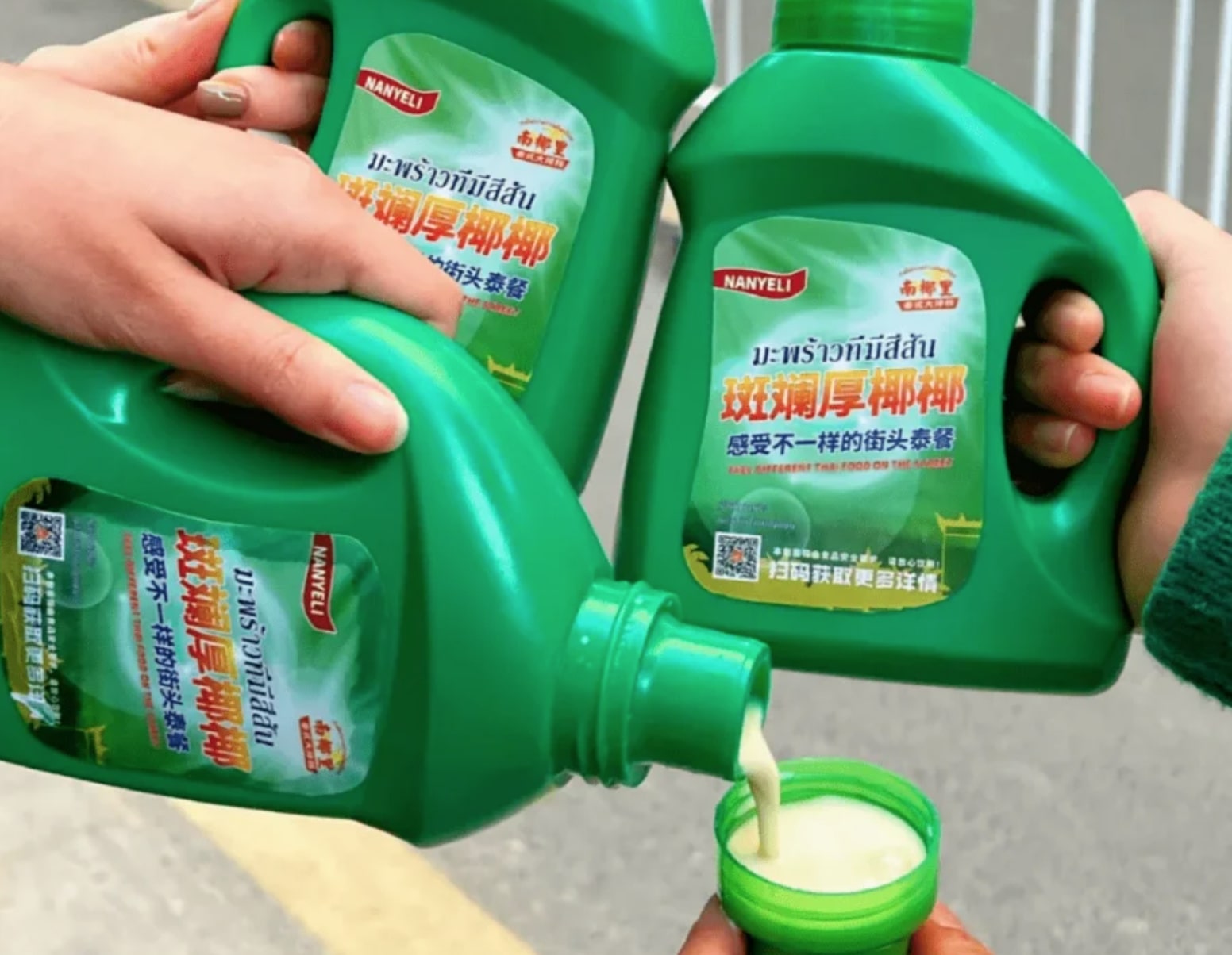 Trà sữa có thiết kế giống chai nước giặt xả, vừa “lên kệ” đã phải dừng bán vì gây tranh cãi