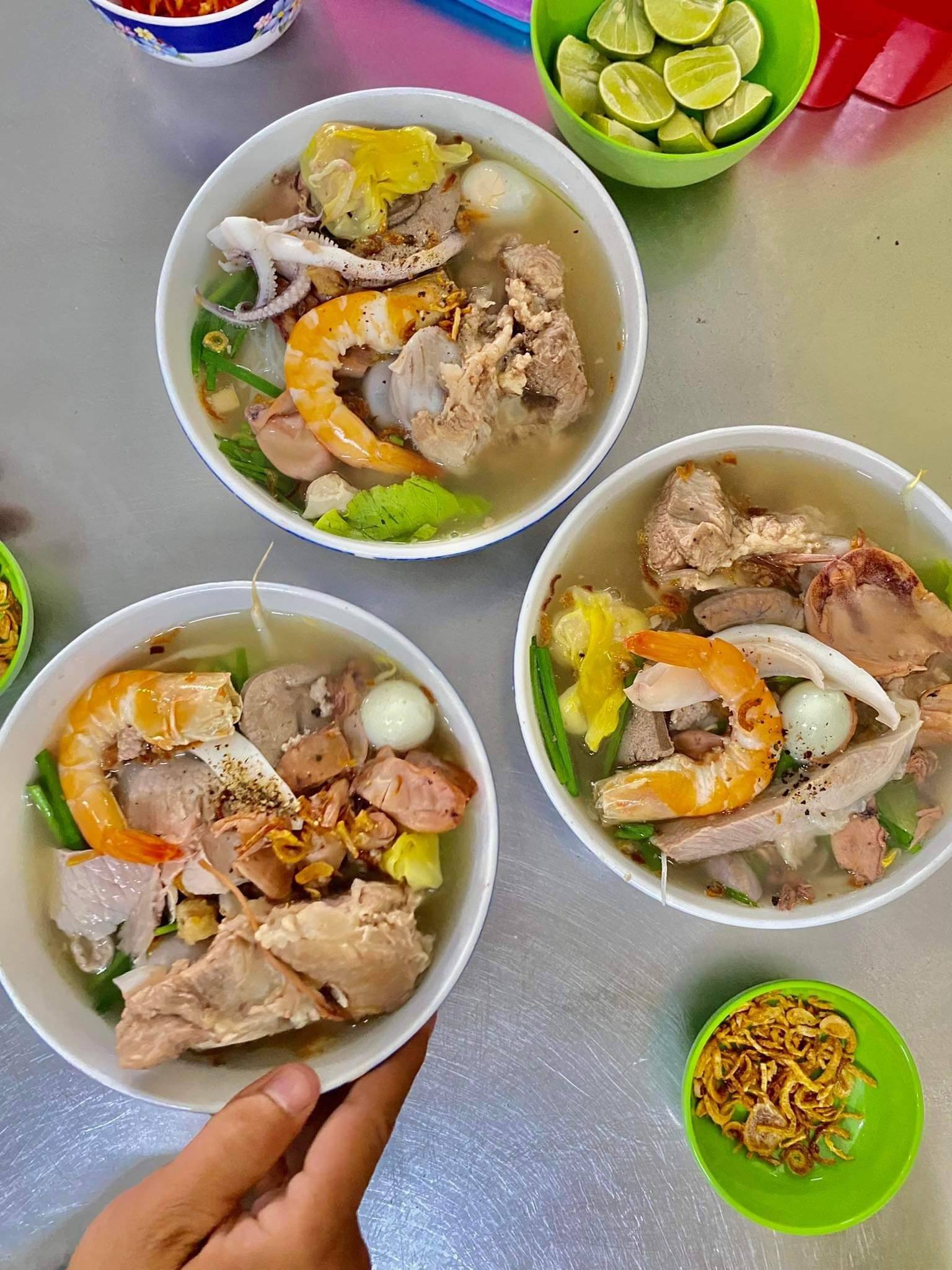 Hủ tiếu Mỹ Tho, món đặc sản hấp dẫn với phần topping đầy ú ụ của Tiền Giang - Ảnh 1