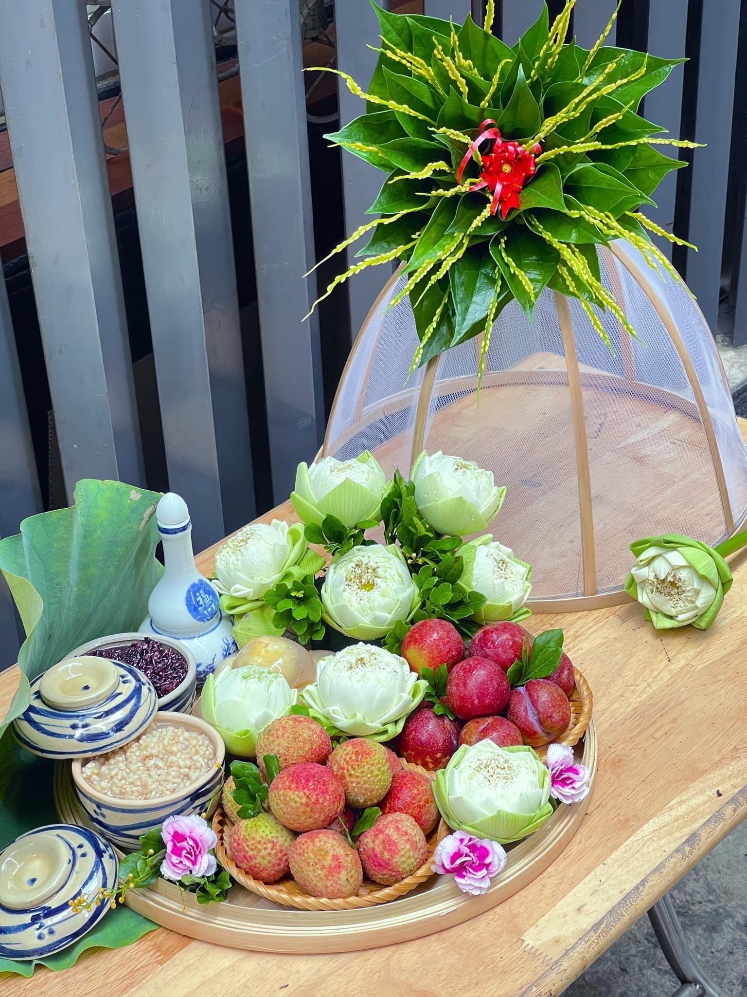 Những set đồ cúng Tết Đoan Ngọ lạ mắt, dù có giá đắt đỏ vẫn được nhiều người săn đón - Ảnh 1