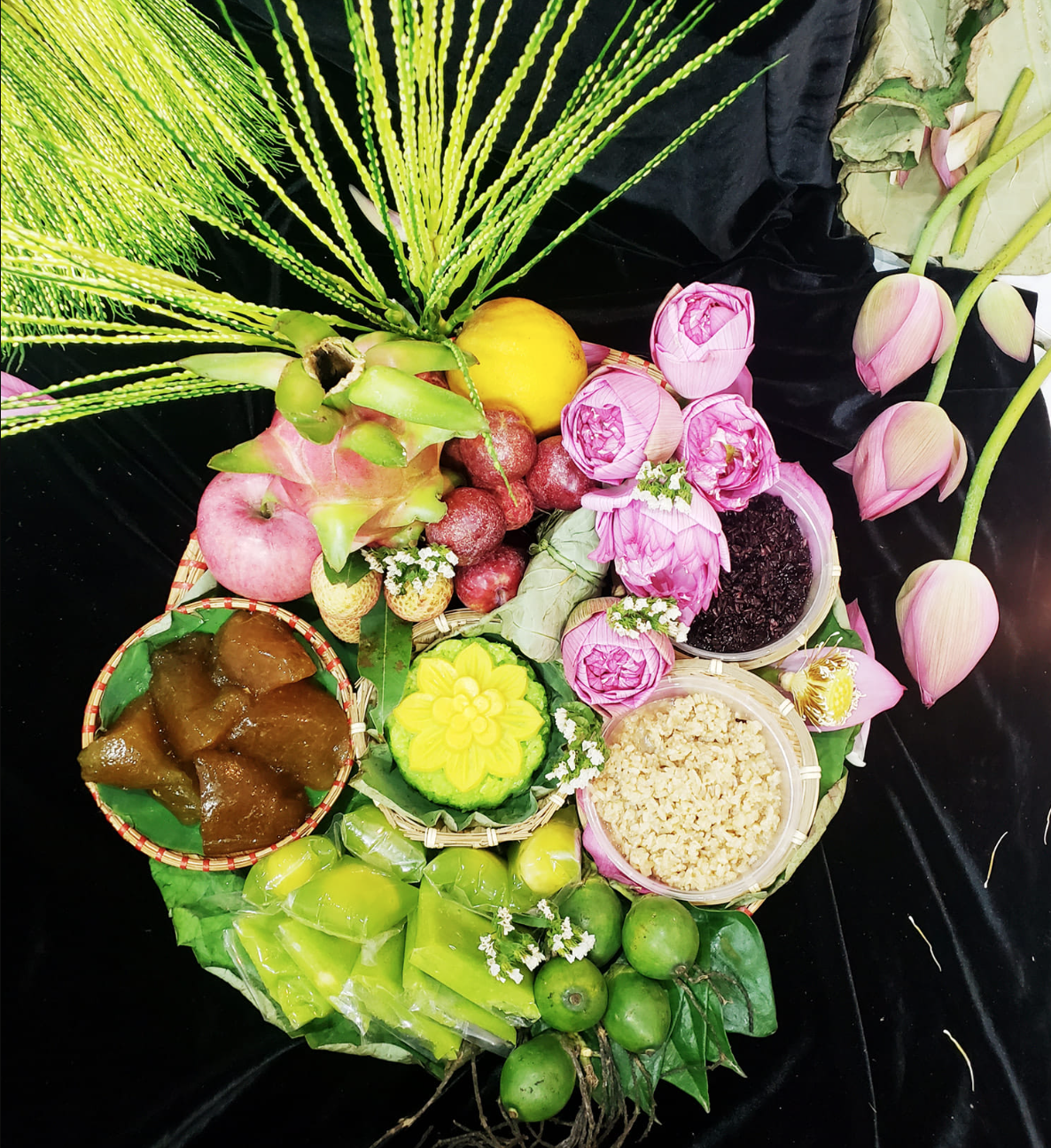 Những set đồ cúng Tết Đoan Ngọ lạ mắt, dù có giá đắt đỏ vẫn được nhiều người săn đón - Ảnh 1