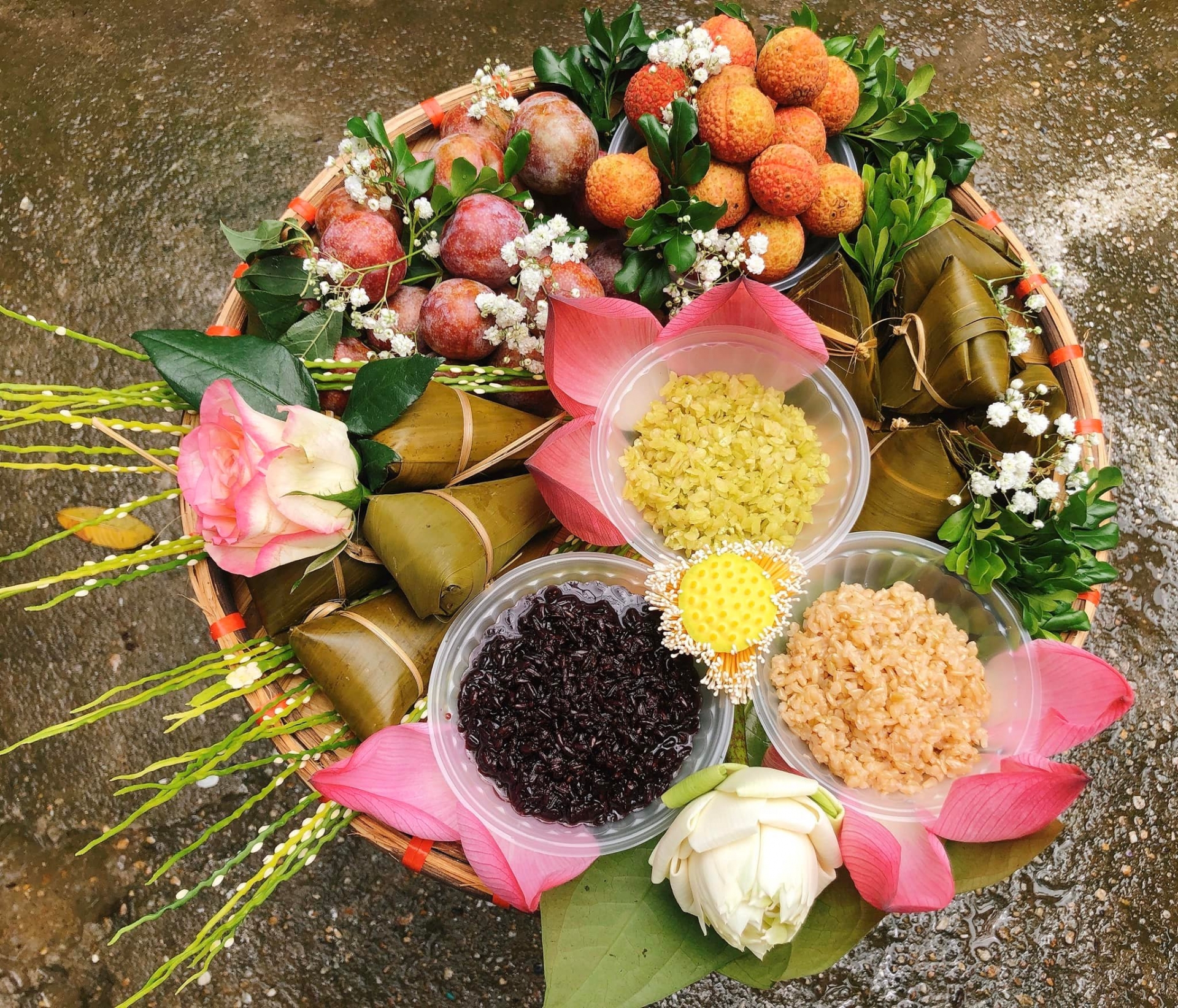 Những set đồ cúng Tết Đoan Ngọ lạ mắt, dù có giá đắt đỏ vẫn được nhiều người săn đón - Ảnh 1