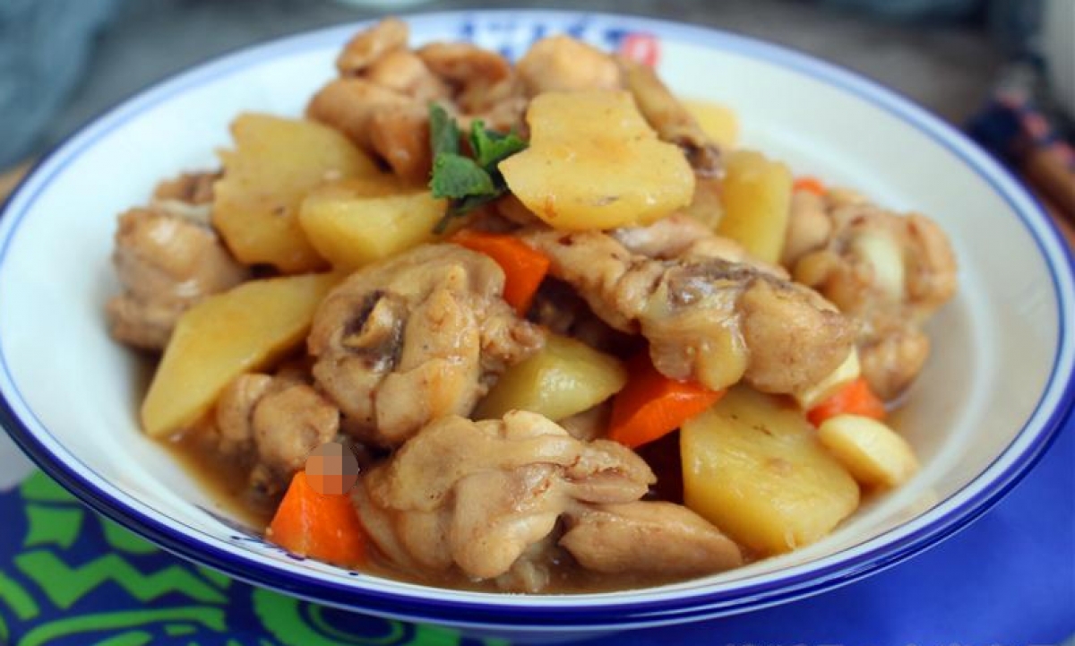 Cách làm gà kho khoai tây đậm đà, béo bùi, một món mặn mà hết sạch nồi cơm